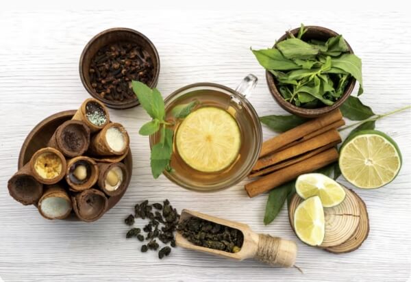 Herbes et ingrédients naturels traditionnellement utilisés pour favoriser la détoxification Herbes et ingrédients naturels traditionnellement utilisés pour favoriser la détoxification